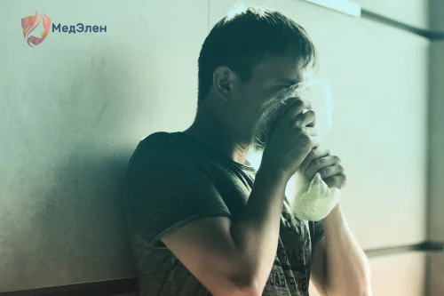 Парень дышит в пакет